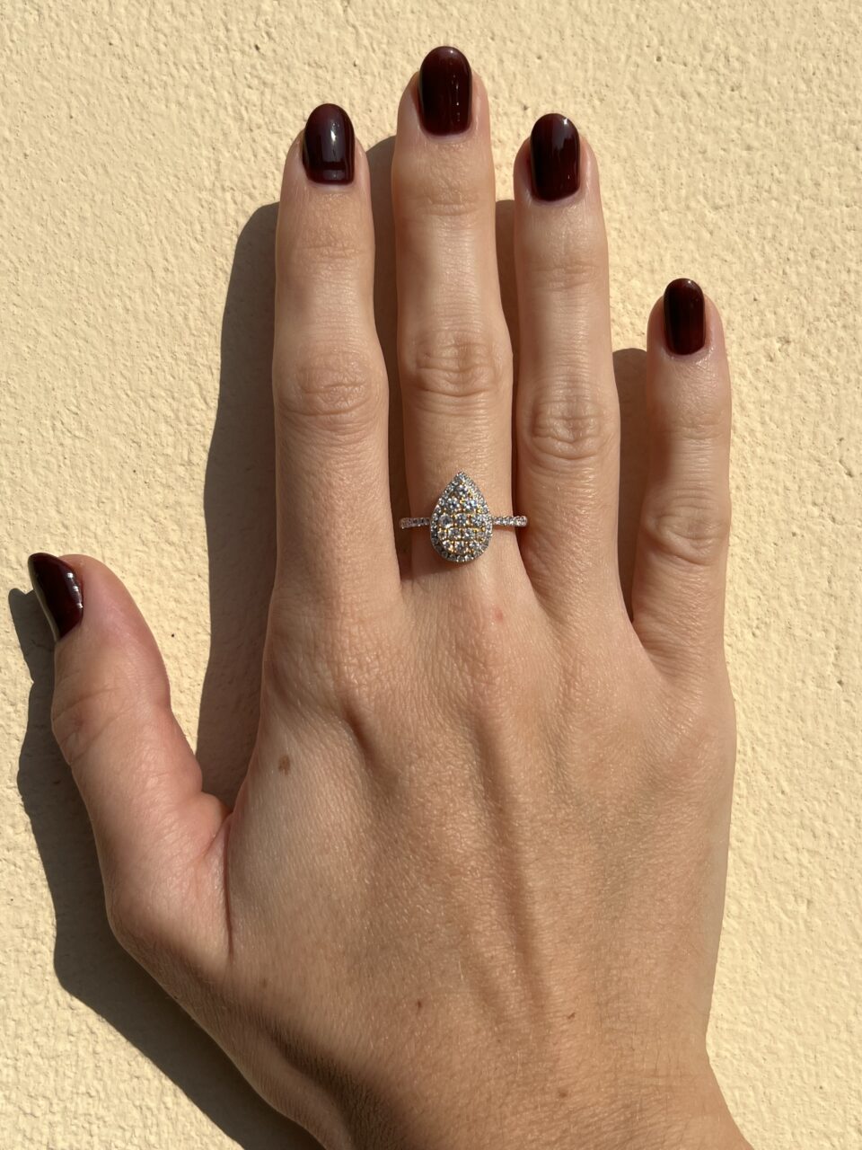 טבעת מזהב 18 קראט בצורת טיפה משובצת יהלומים טבעיים