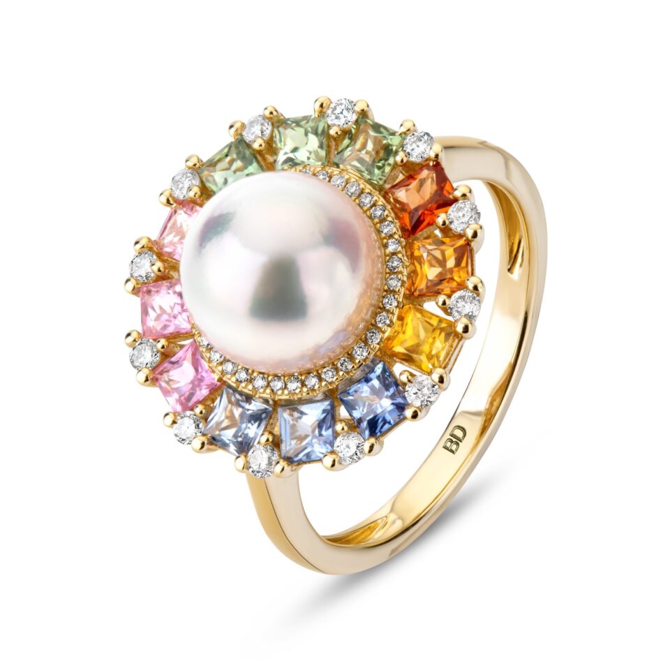 טבעת זהב 18 קראט משובצת אבני ספיר בצבעי הקשת ופנינה במרכז. תכשיטי בר-דור-חדש