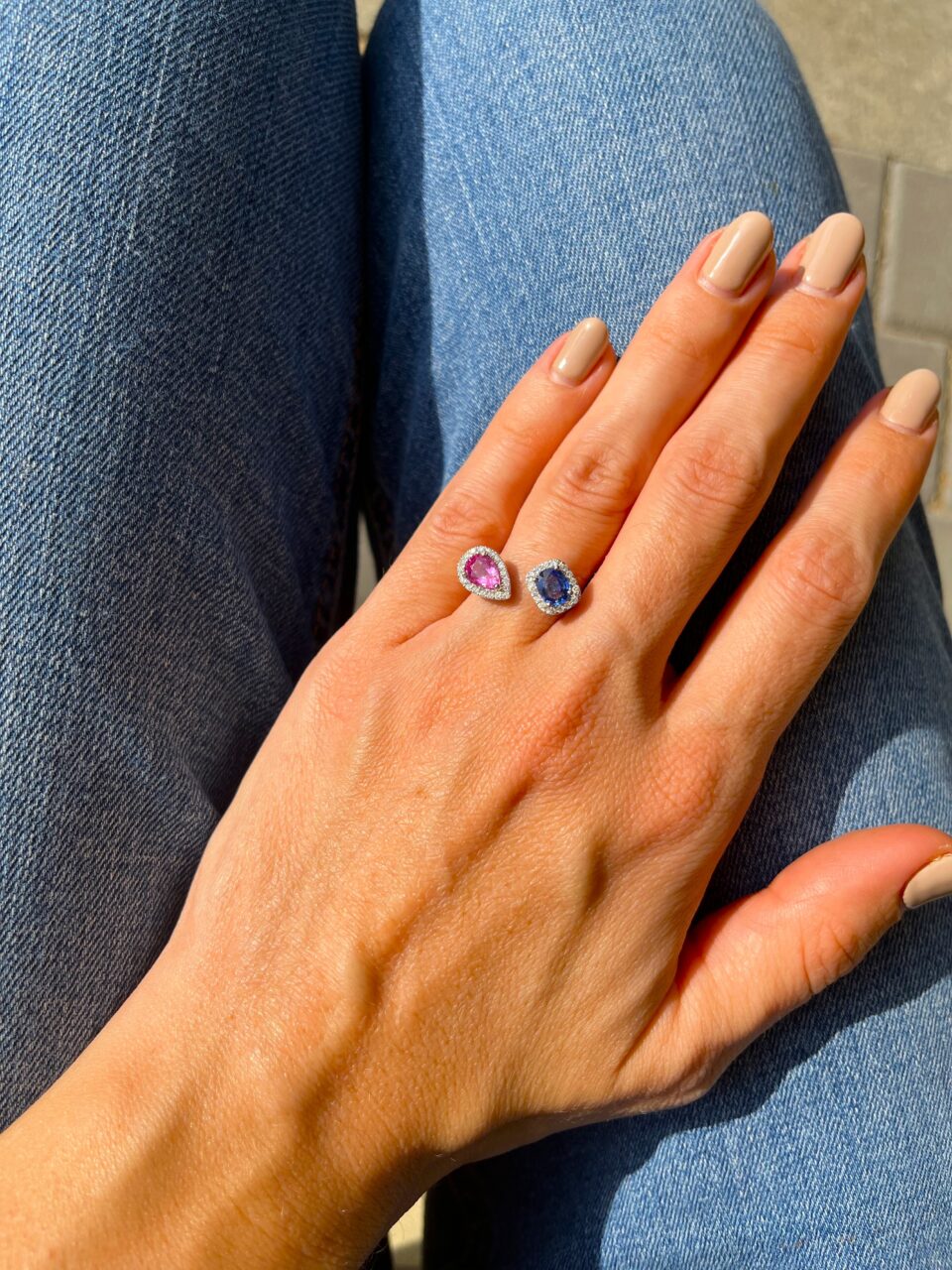 תכשיטי בר-דור טבעת סוכריות מזהב לבן 18 קראט משובצת יהלומים ואבני ספיר ורודה וכחולה