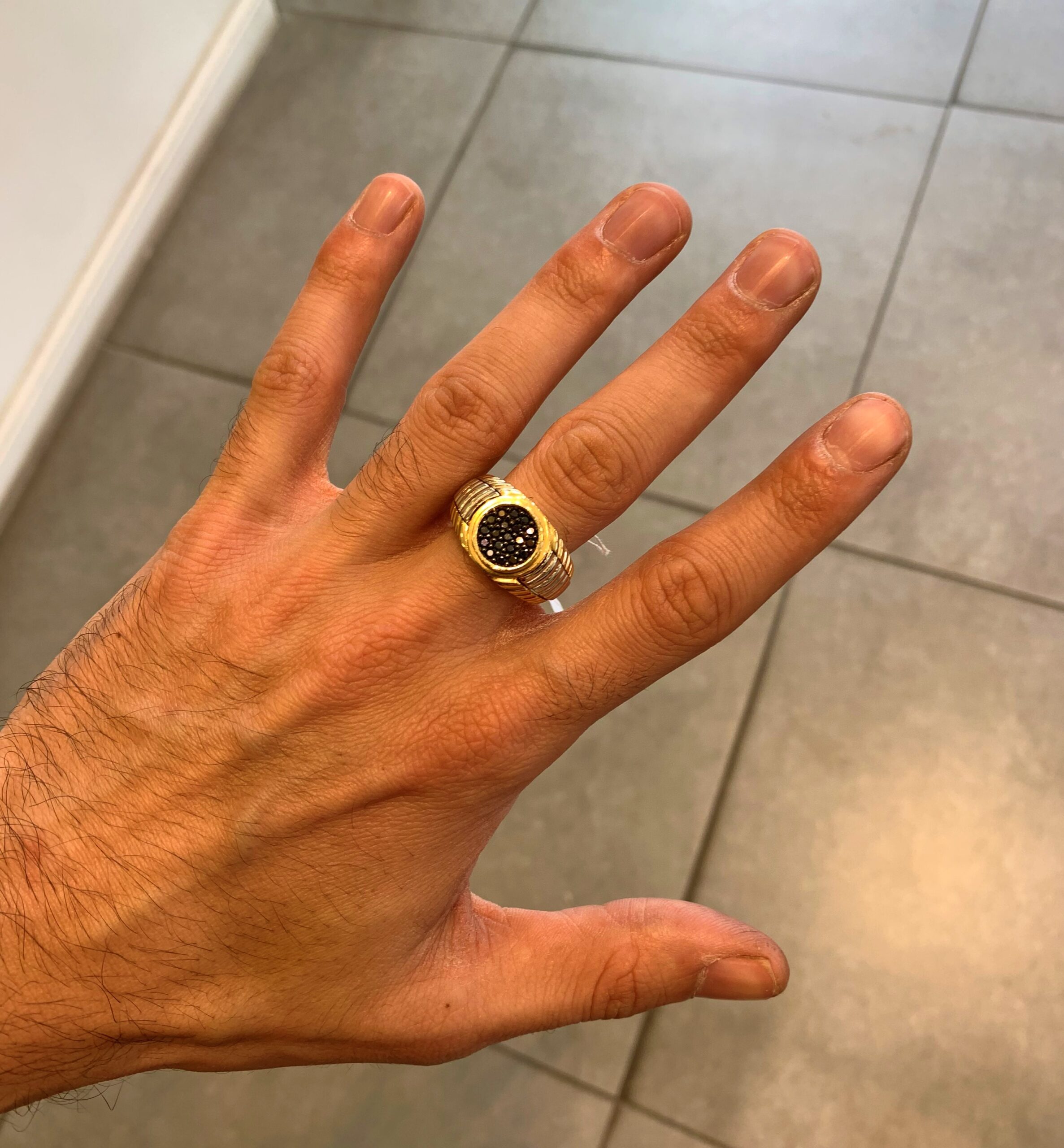 טבעת זהב לגבר משובצת זרקונים שחורים