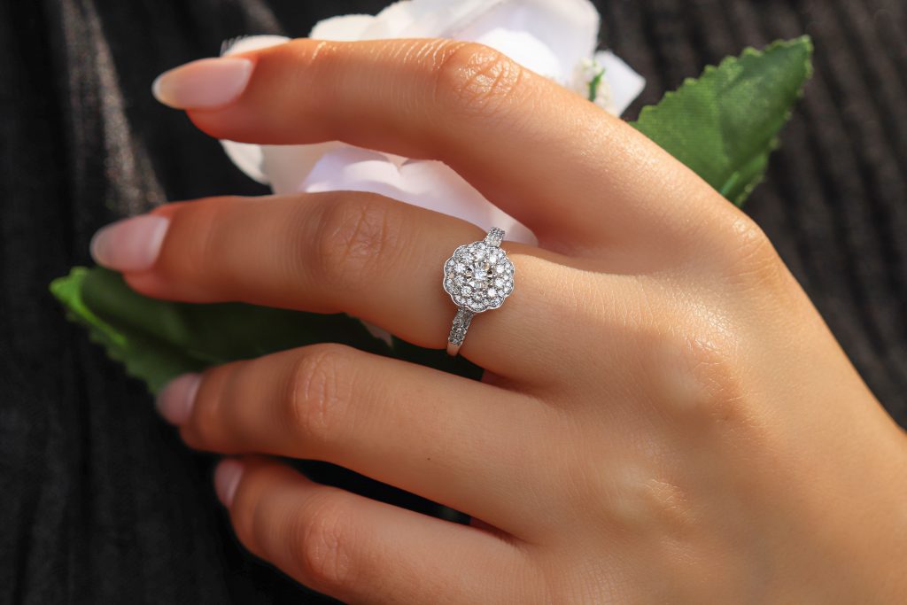 טבעת יהלומים הפרח שבגן