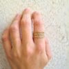 טבעת זהב לאישה – חמש שורות בגימור חריטות לייזר