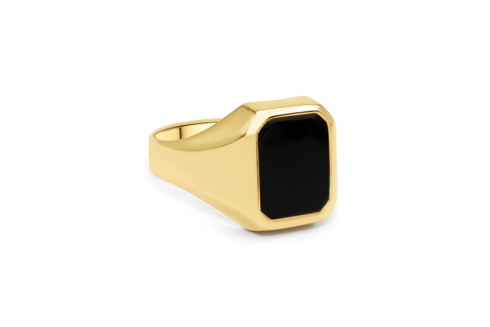 טבעת זהב ואבן אוניקס בצורת מלבן. תכשיטי בר-דור