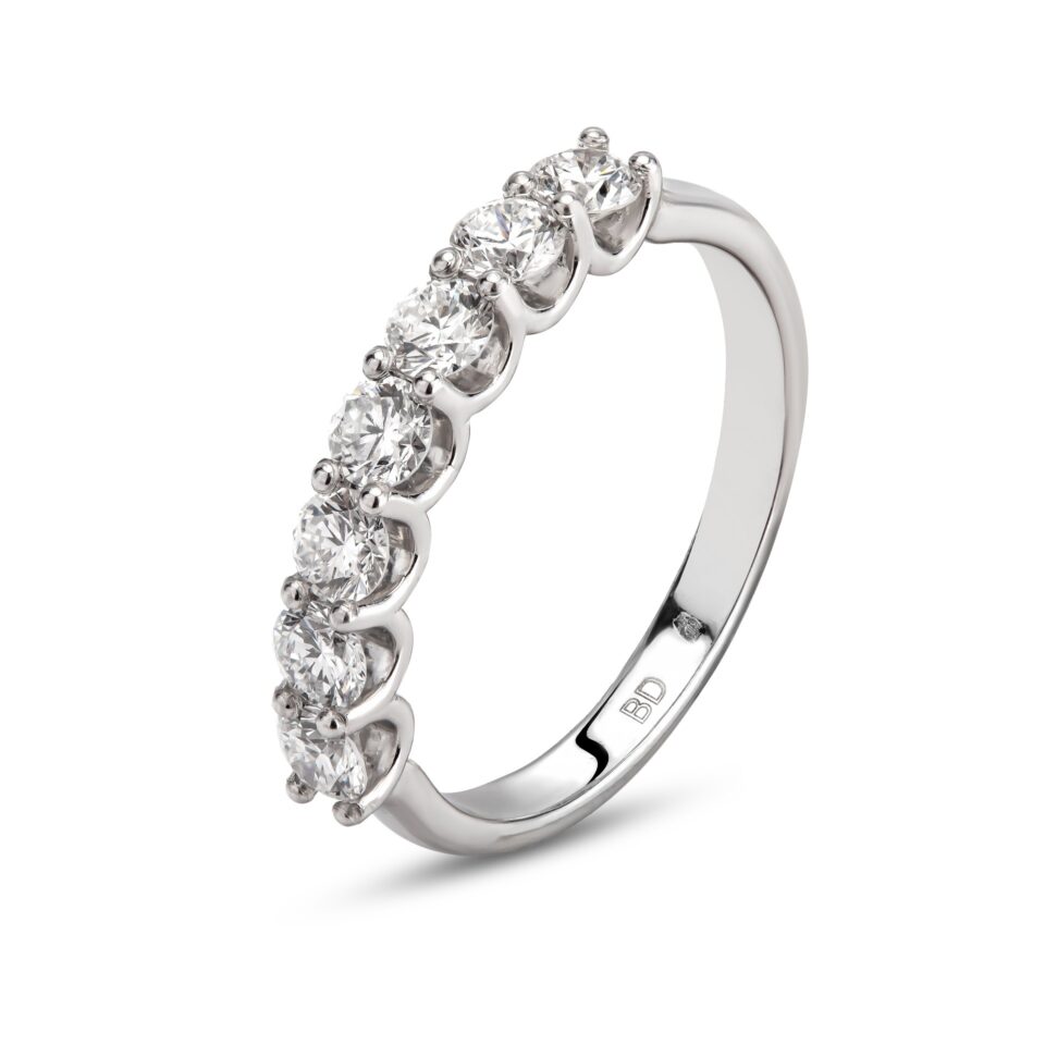 טבעת חצי איטרניטי זהב לבן 14 קראט משובצת יהלומים. תכשיטי בר-דור