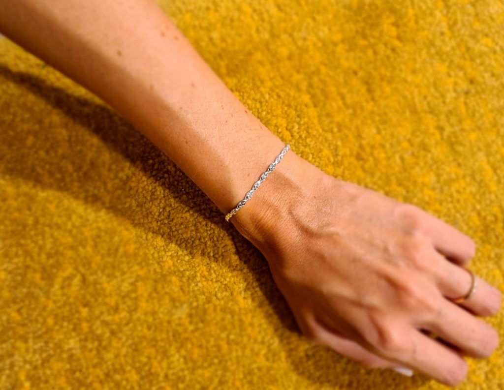 צמיד זהב עם חריטות זהב לבן