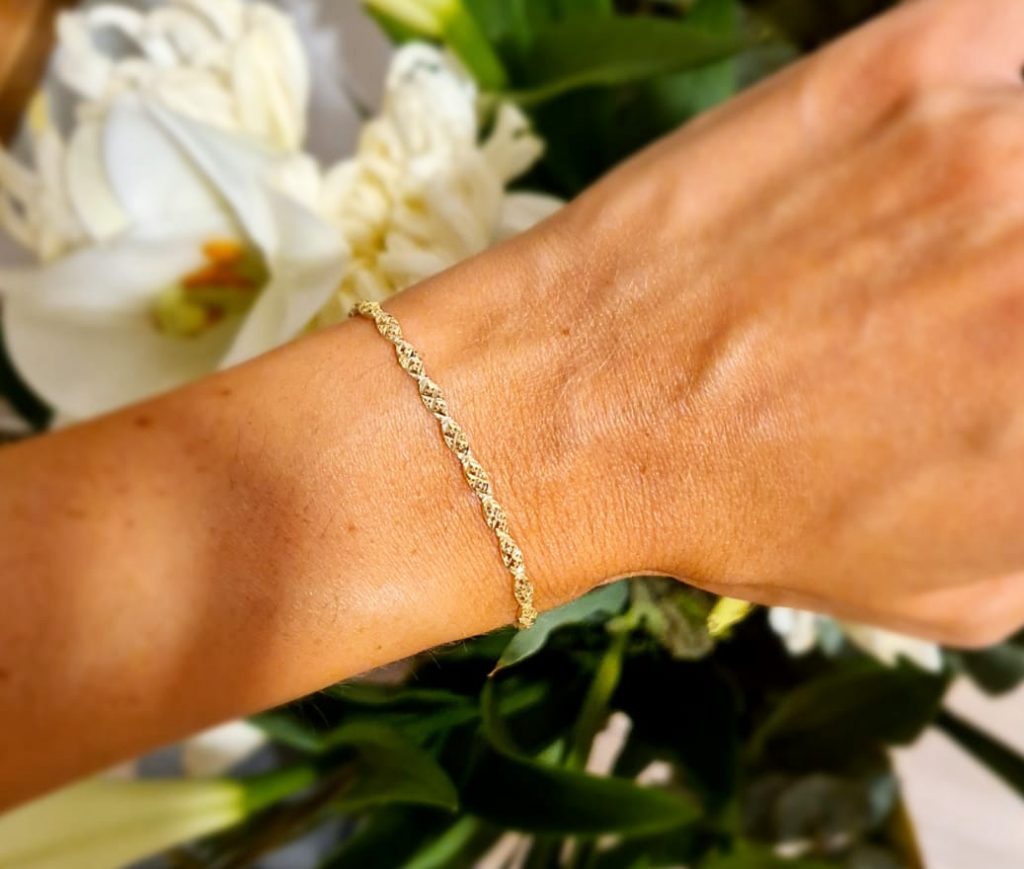 צמיד זהב עם חריטות