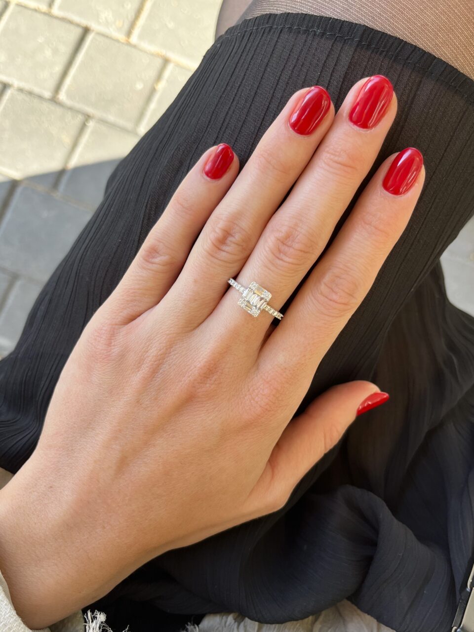 טבעת זהב לבן 18 קראט - יהלומי בגט ויהלומים עגולים. תכשיטי בר-דור הרצליה