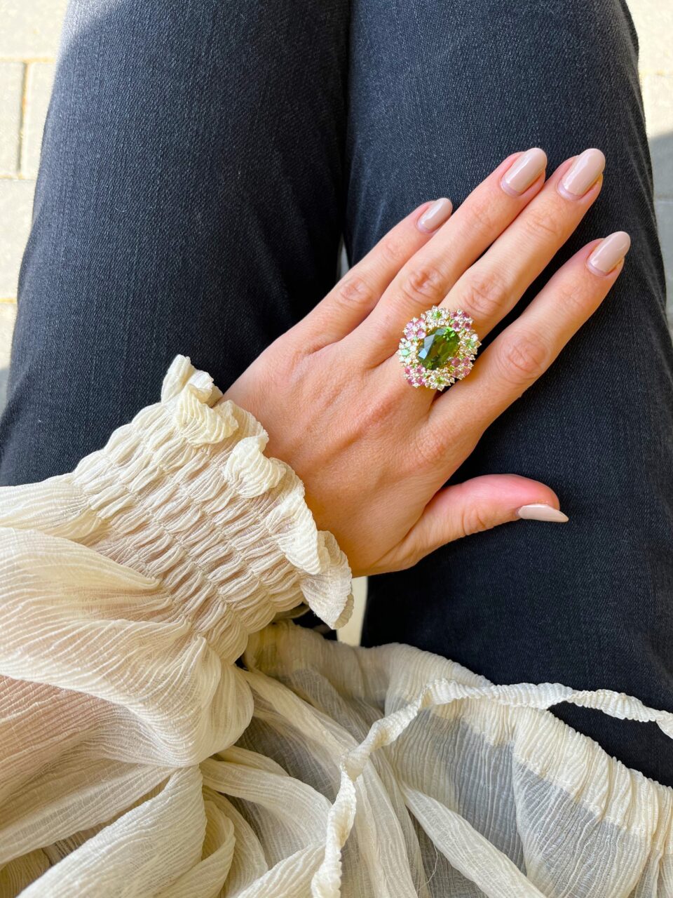 טבעת פלורה משובצת יהלומים, ספירים, וטורמלין. תכשיטי בר-דור