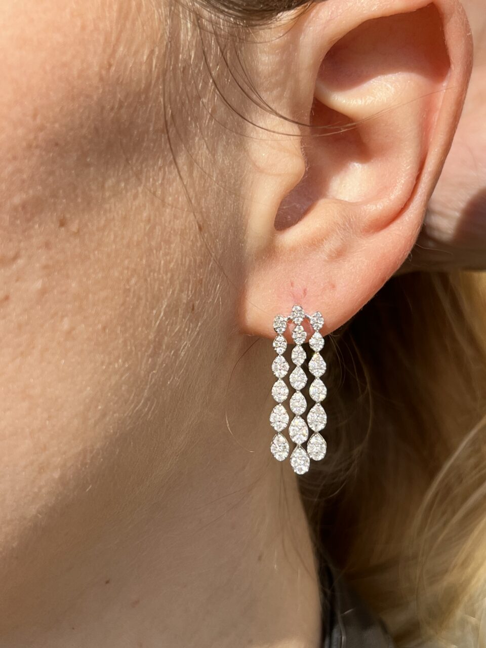 עגילי יהלומים הילי זהב לבן 18 קראט. תכשיטי בר-דור