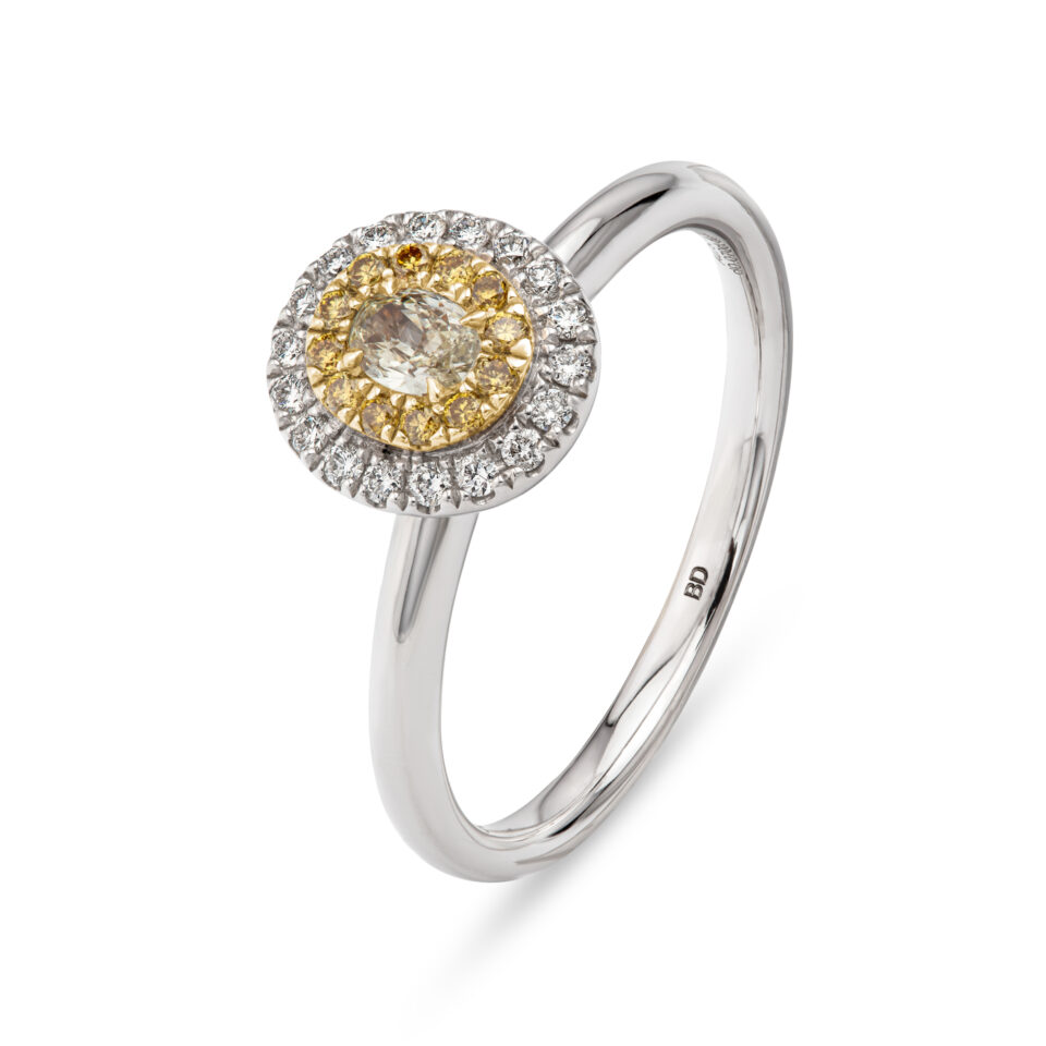 תכשיטי בר-דור טבעת זהב לבן 18 קראט משובצת יהלומים לבנים ויהלומים צהובים.