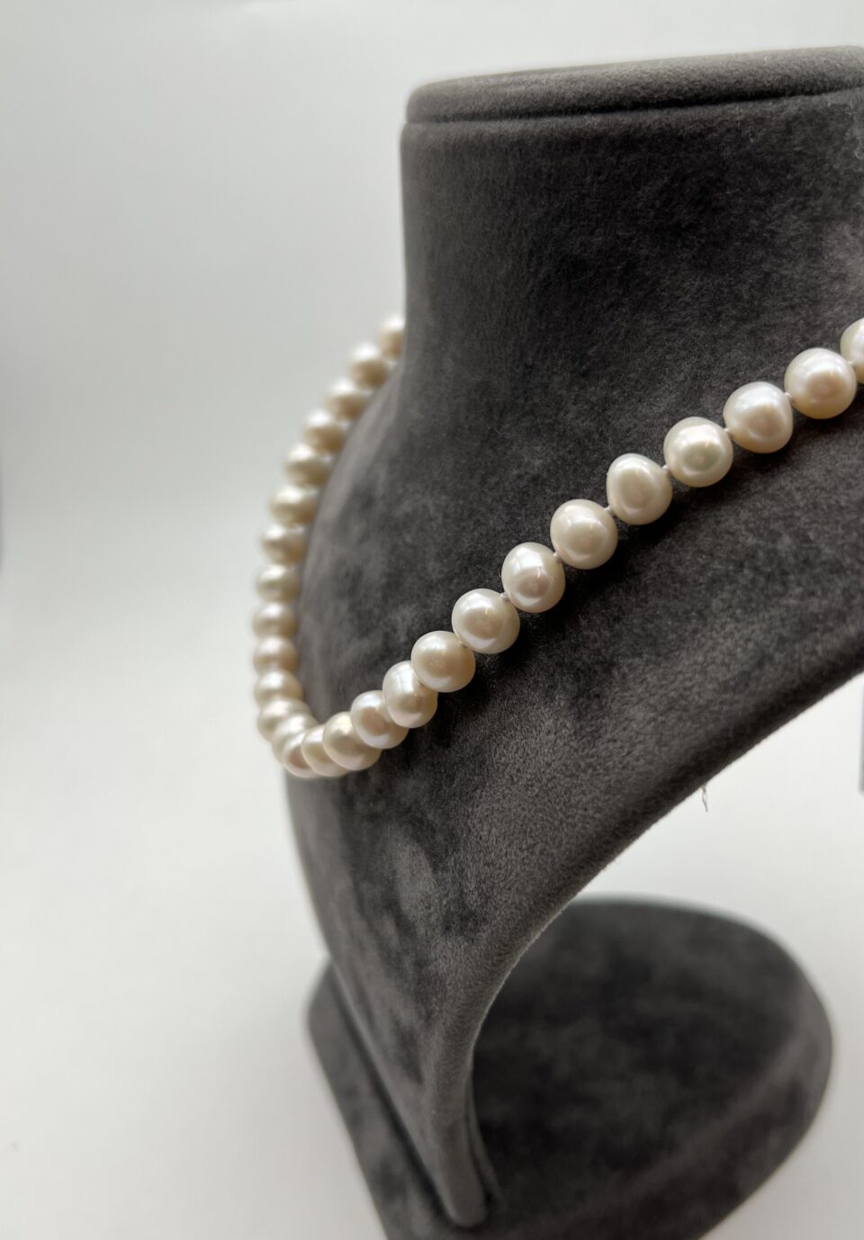 מחרוזת פנינים וזהב מבט מהצד. תכשיטי בר-דור