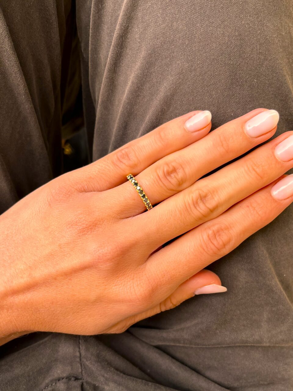 טבעת שורה יהלומים שחורים גדולים