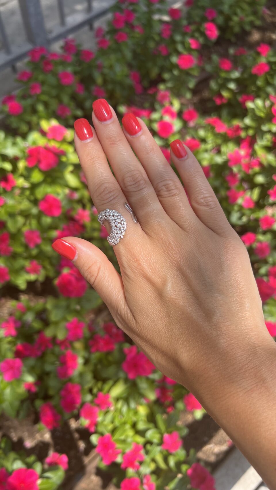 טבעת יהלומים מיוחדת. דגם אלמוגים. זהב לבן 18 קראט.