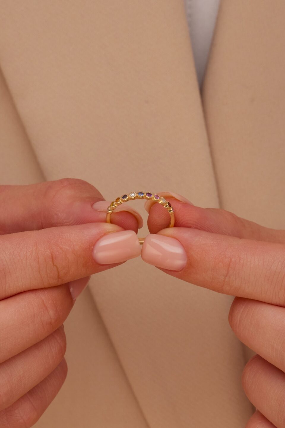 טבעת ריינבואו קטנה - אבני חן ויהלומים טבעיים.מבט מהצד. תכשיטי בר-דור