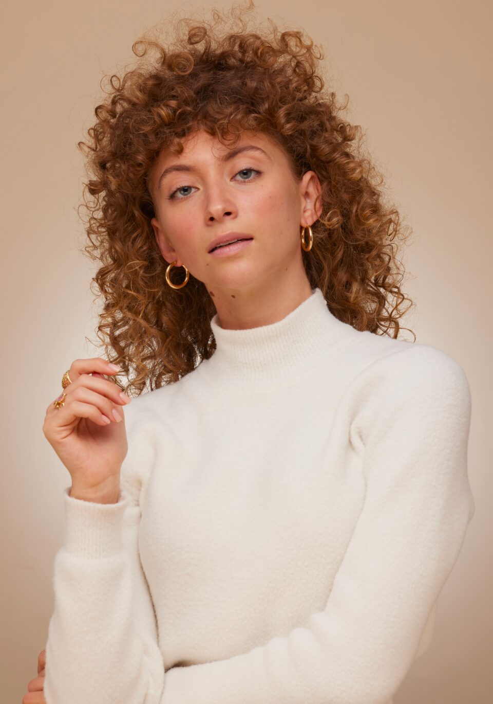 עגילי חישוק עובי 4 ממ קוטר חיצוני כ-28 ממ. תכשיטי בר-דור