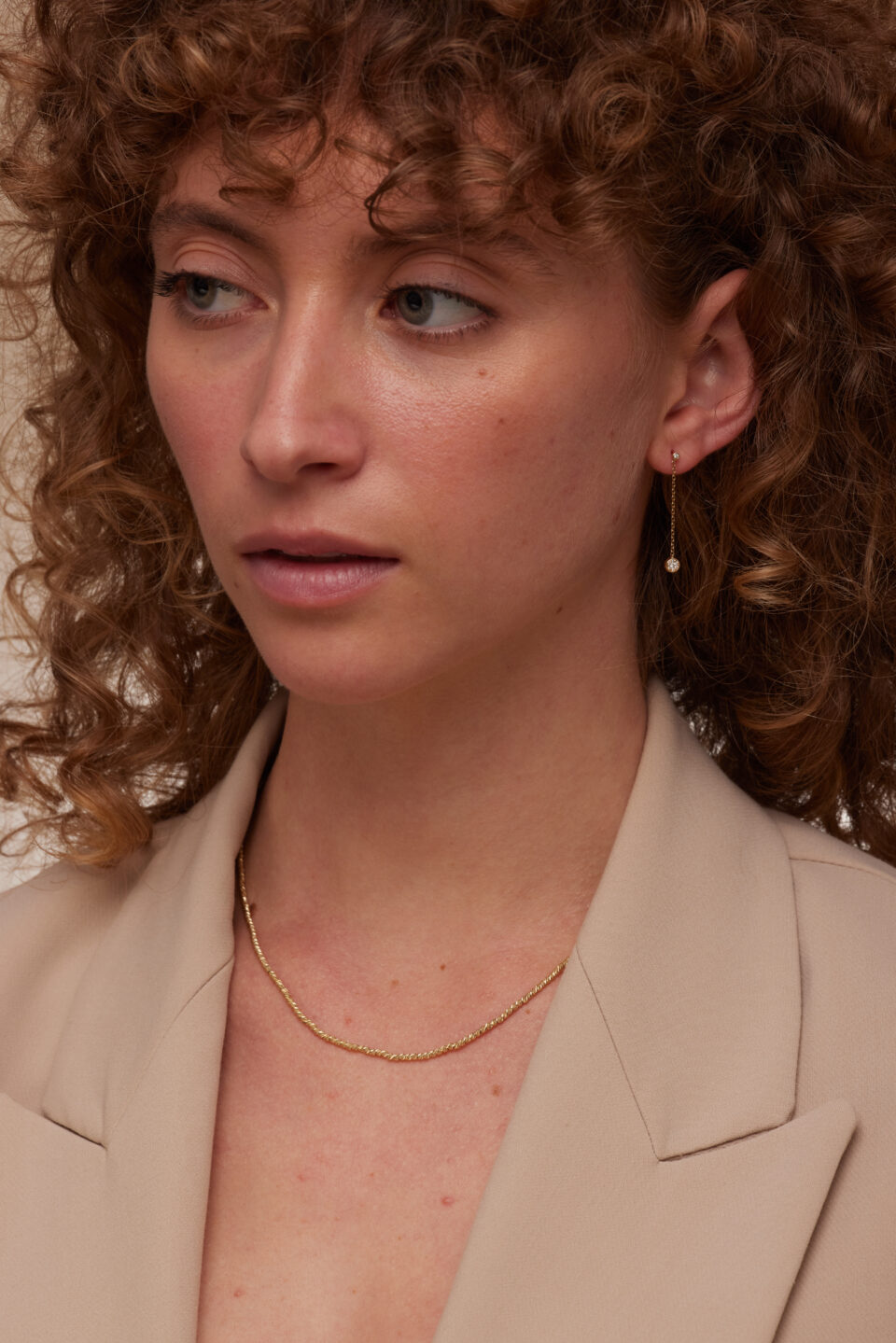 שרשרת כדורים זהב בגימור חריטות לייזר. תכשיטי בר-דור הרצליה