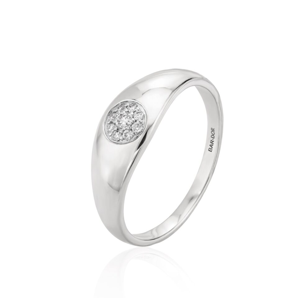 טבעת חותם מזהב לבן 14 קראט משובצת יהלומים טבעיים. תכשיטי בר-דור