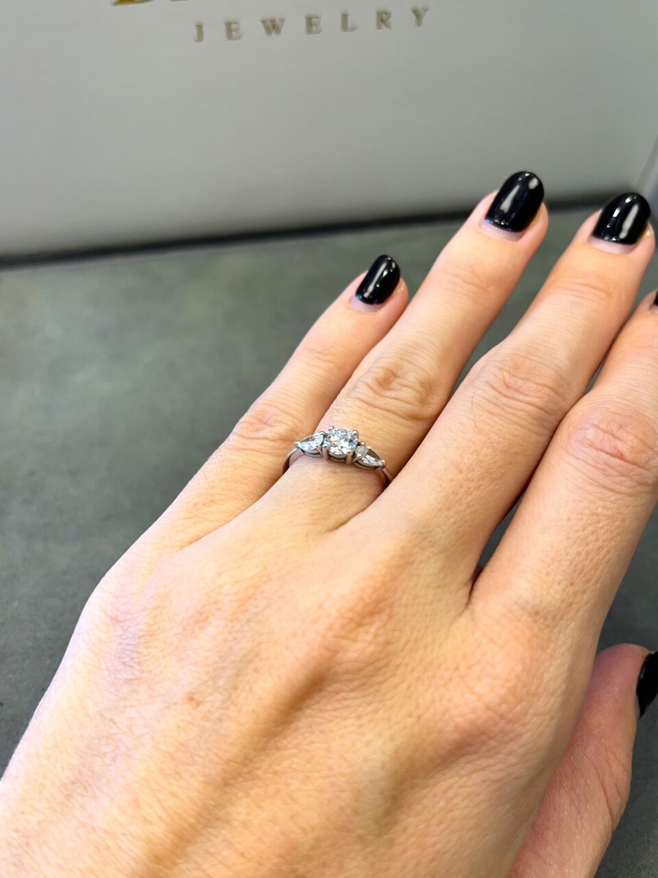 טבעת אירוסין יהלומי מעבדה מבט מהצד