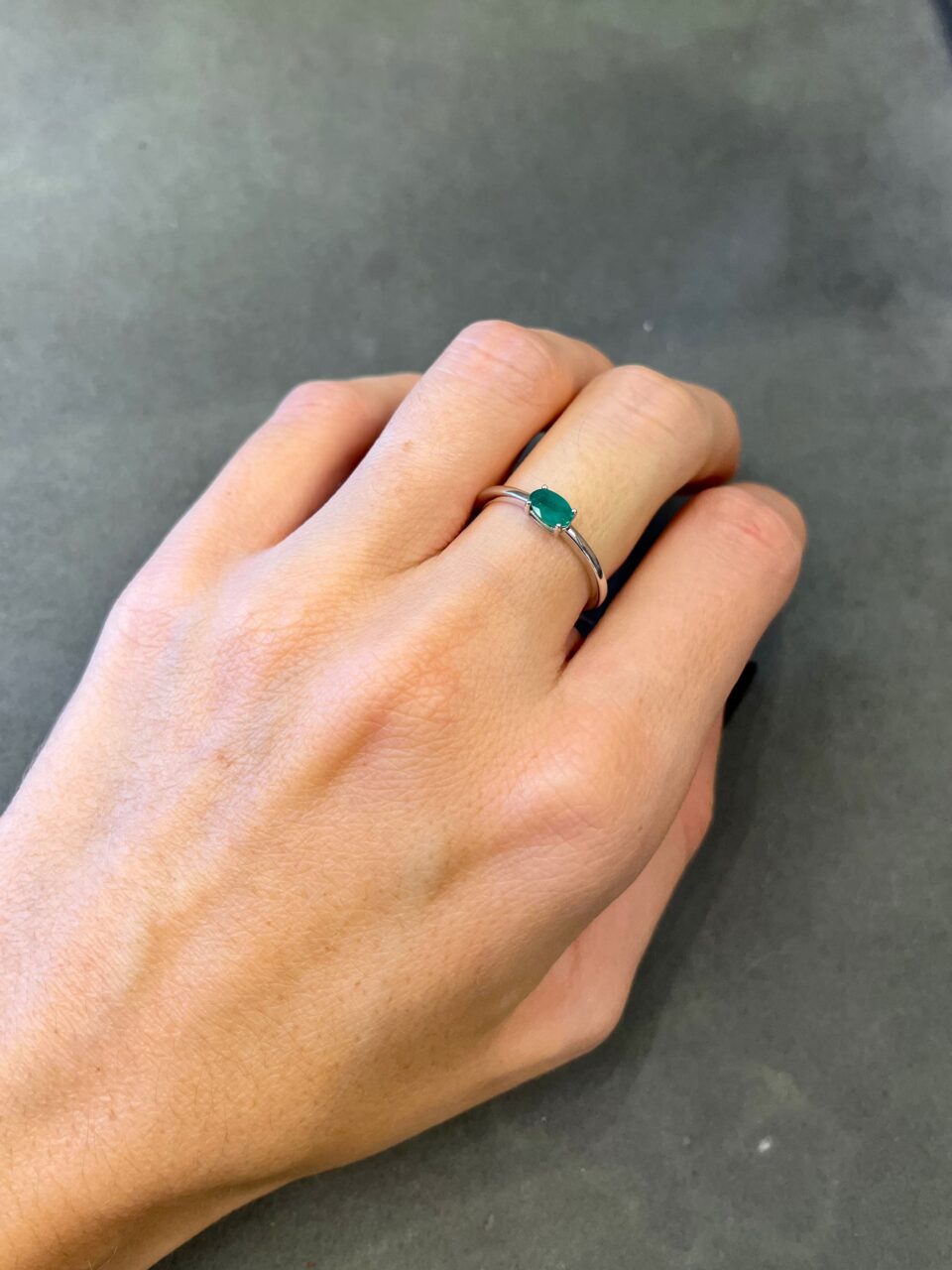 טבעת סוליטר OVAL משובצת אבן אמרלד טבעית