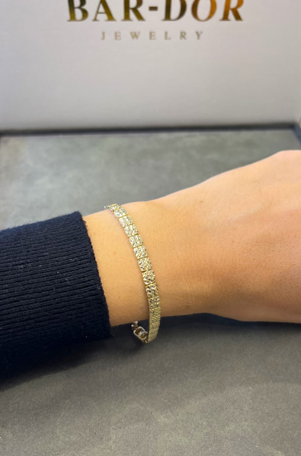 צמיד זהב 14 קראט בגימור חריטות לייזר חוליות מרובעות