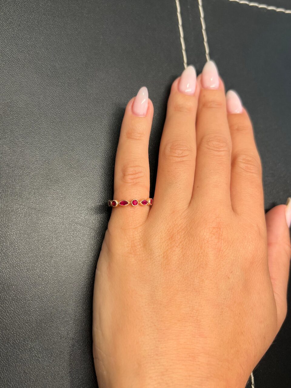 טבעת אלינוי משובצת אבני רובי