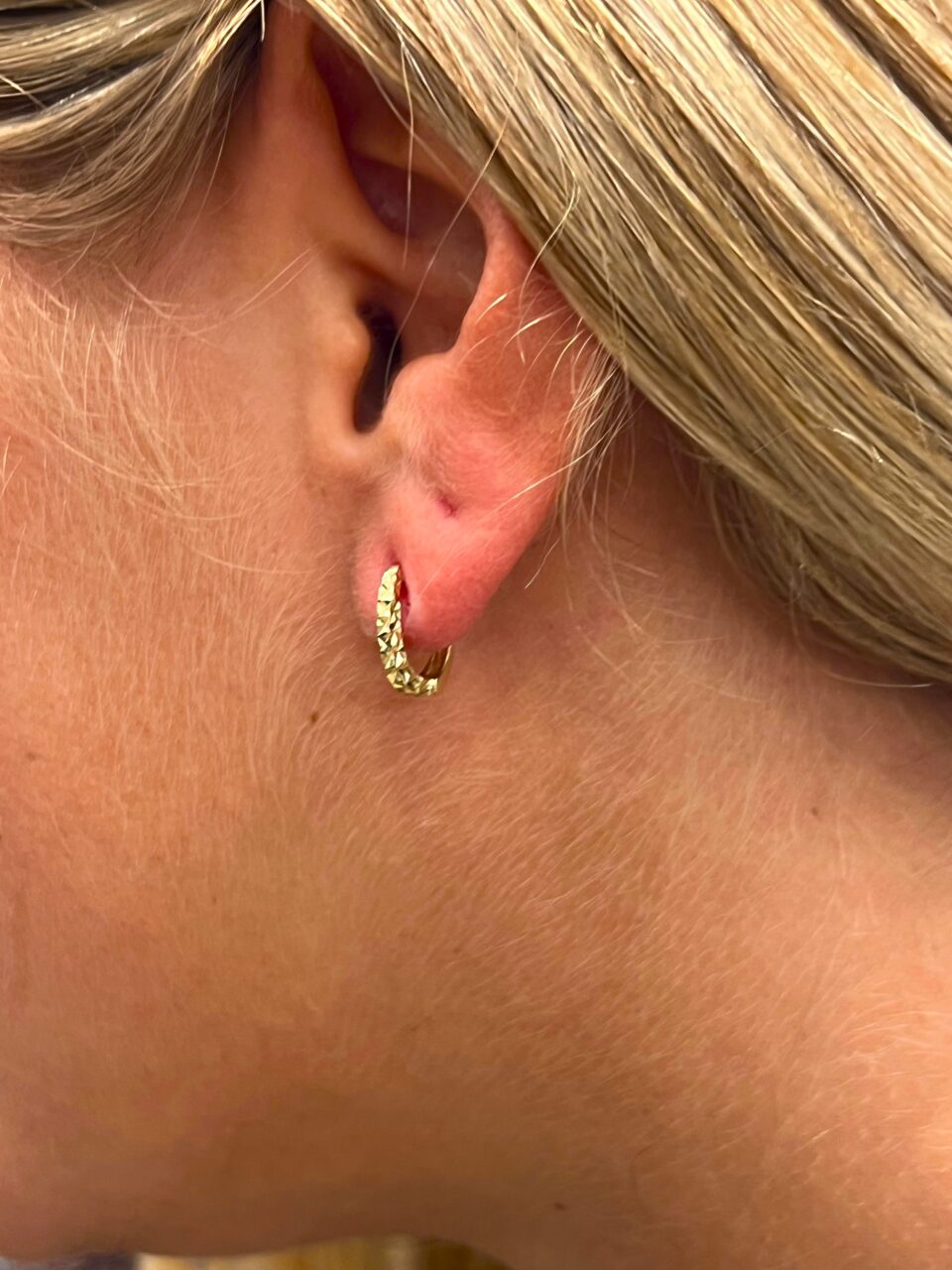 עגילי בננה מזהב אמיתי - מבט מהצד