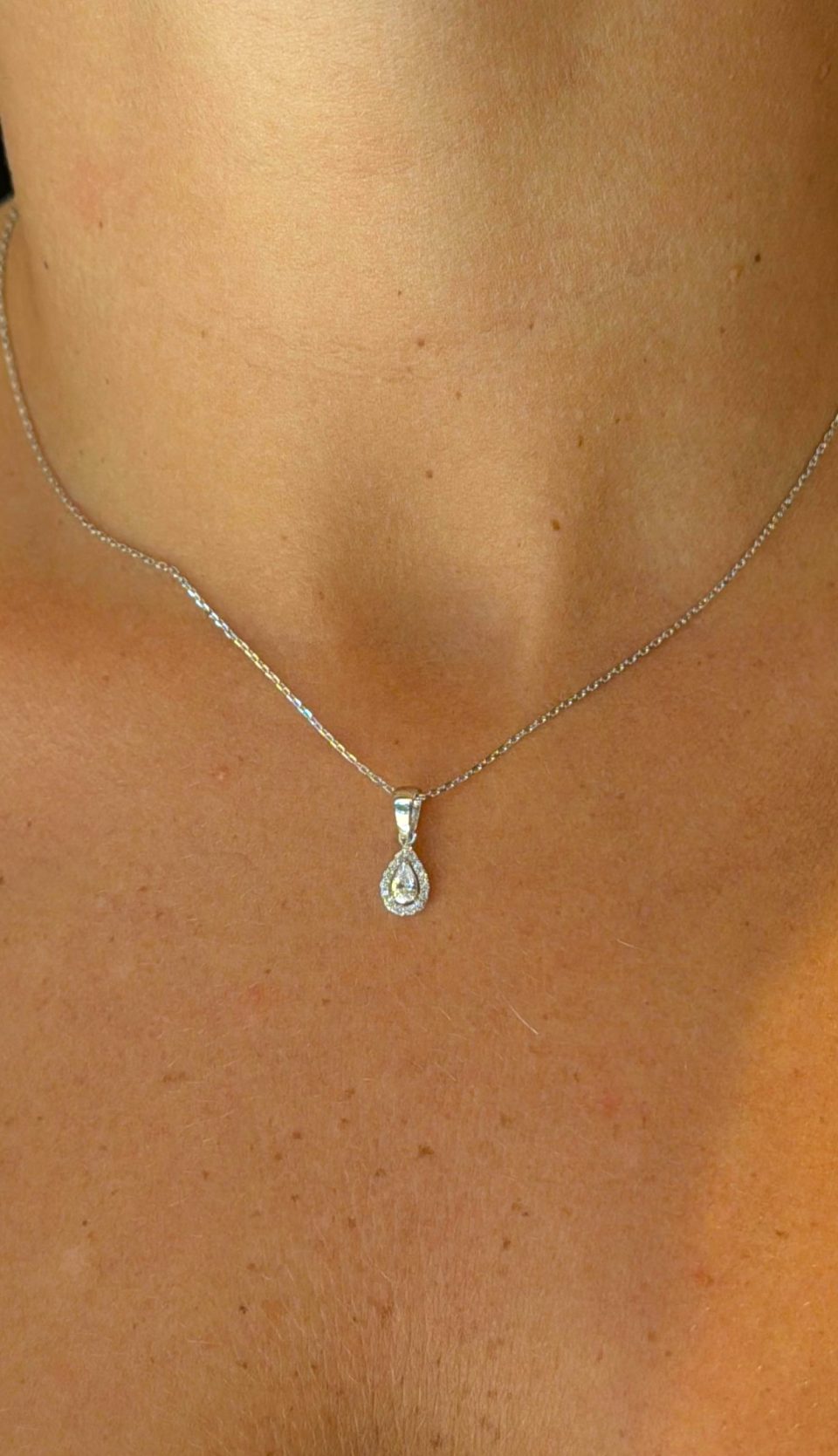 שרשרת ותליון טיפה משובץ זרקונים מזהב לבן 14 קראט