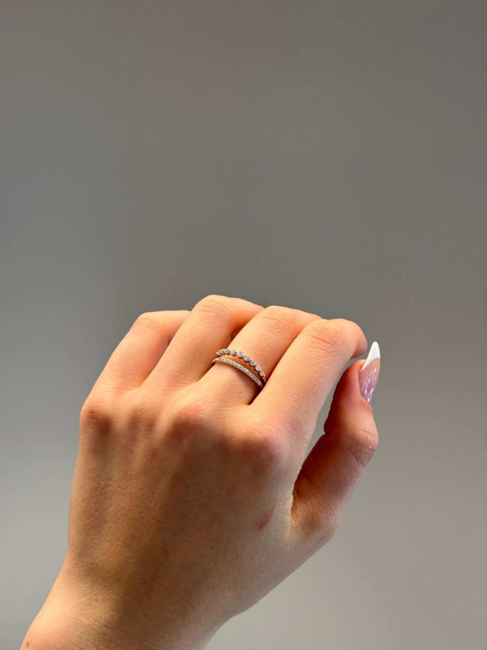 טבעת כפולה זהב לבן 18 קראט ויהלומים