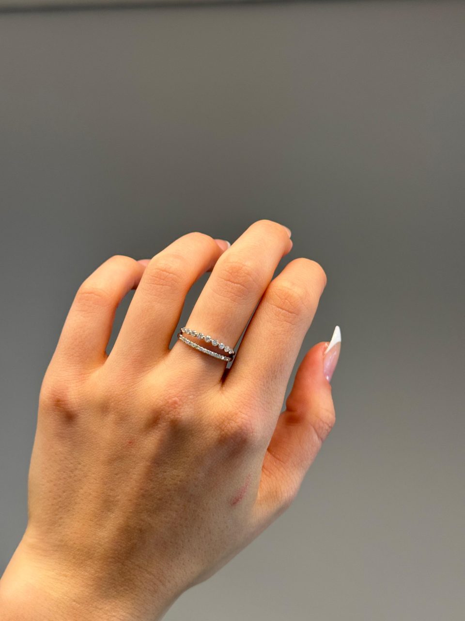 טבעת כפולה יהלומים מזהב לבן 18 קראט