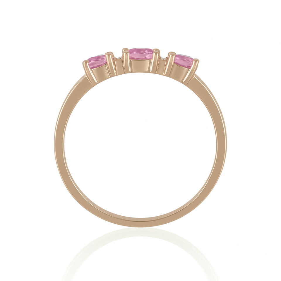 טבעת מזהב אדום 14 קראט משובצת יהלומים ואבני ספיר ורודות - מבט מהצד