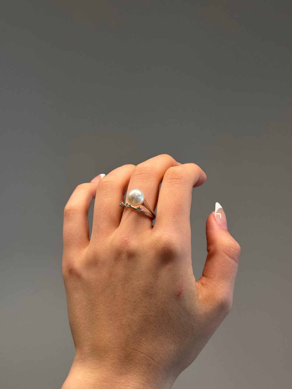 טבעת מזהב לבן 18 קראט משובצת יהלומים טבעיים ופנינה