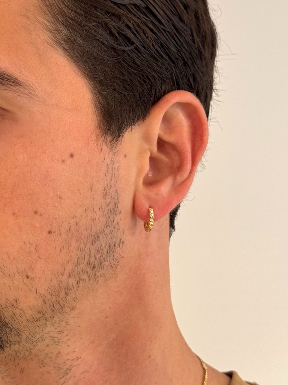 עגיל בודד מזהב 14 קראט לגבר. חריטות לייזר. תכשיטי בר-דור