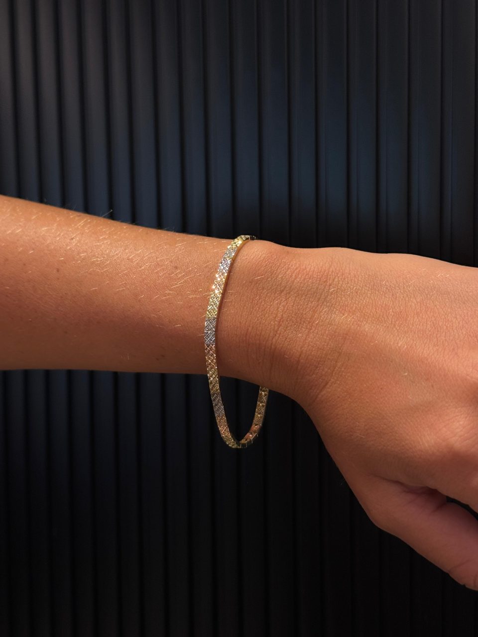 צמיד זהב בשלושה צבעים בגימור חריטות לייזר רוחב 3.8 ממ