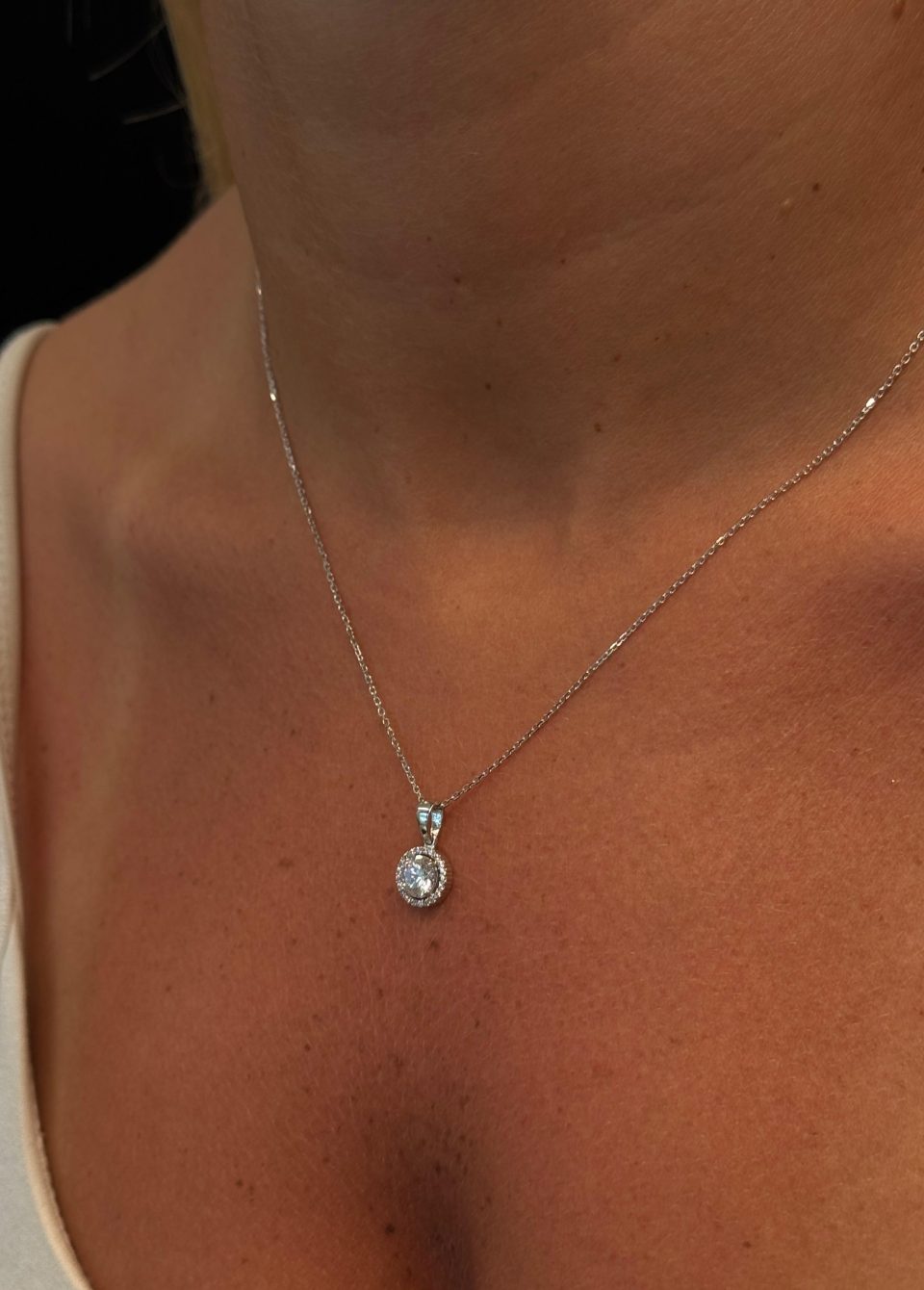 שרשרת ותליון זהב לבן 14 קראט משובץ זרקונים עגולים