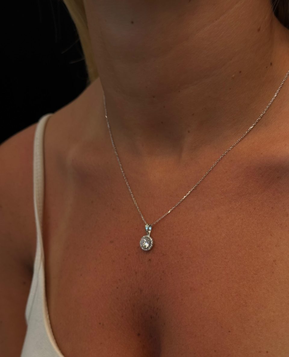 שרשרת ותליון זרקונים מזהב לבן 14 קראט.