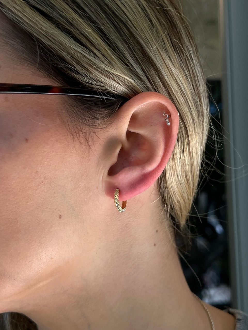 עגילי ג'יפסי חישוק חריטות לייזר זהב 14 קראט