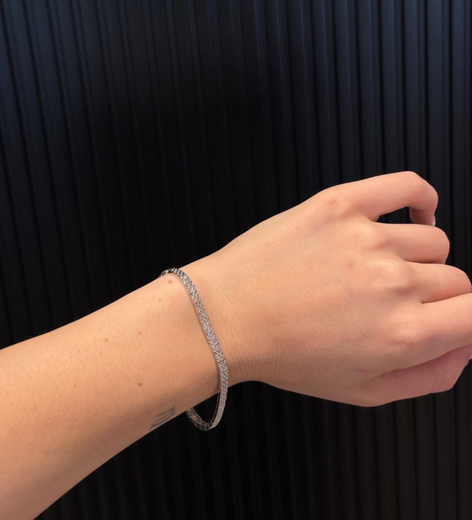 צמיד זהב לבן 14 קראט בגימור חריטות לייזר רוחב כ-3.8 ממ