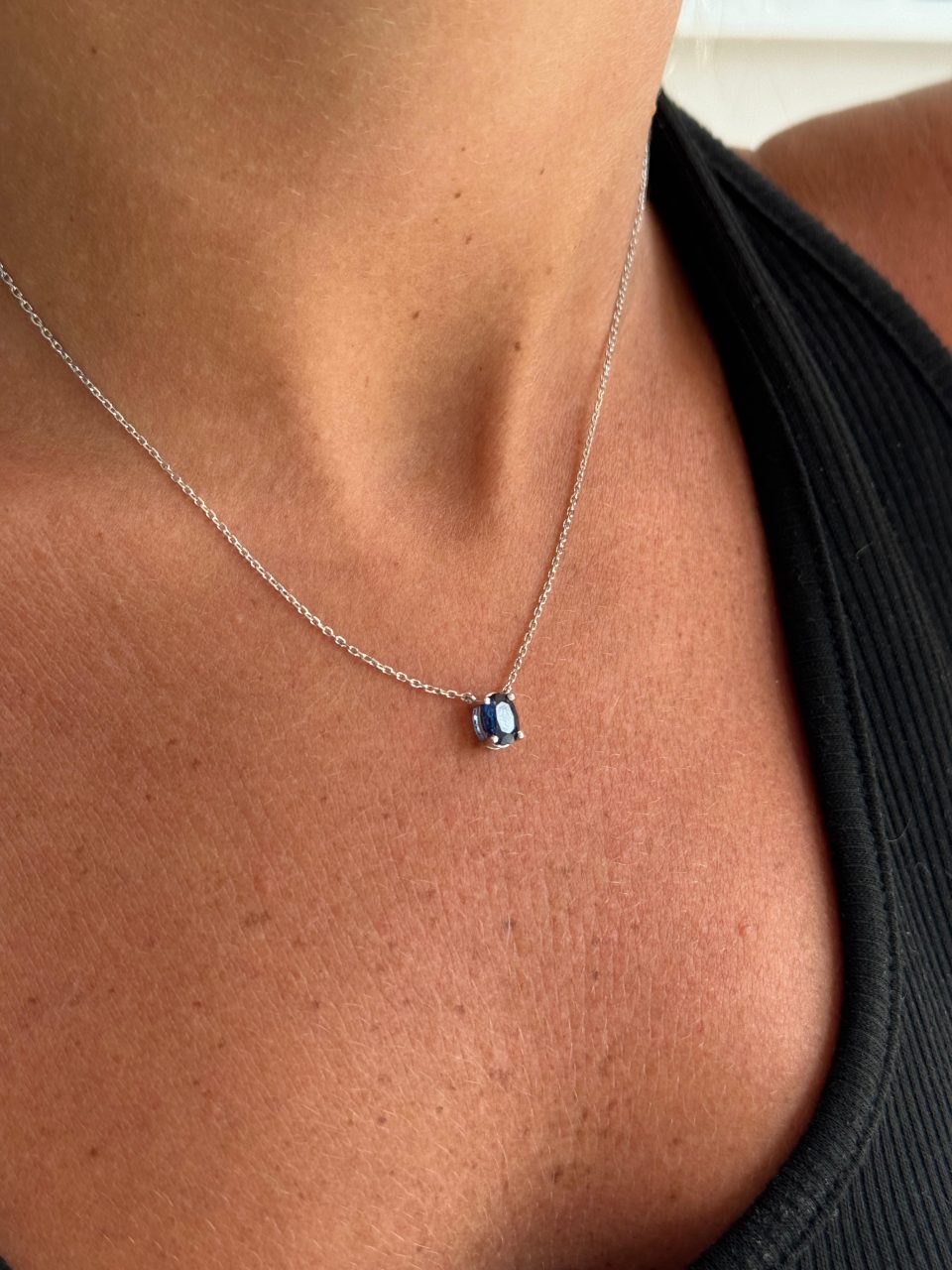 שרשרת זהב לבן 18 קראט משובצת אבן אליפסה ספיר