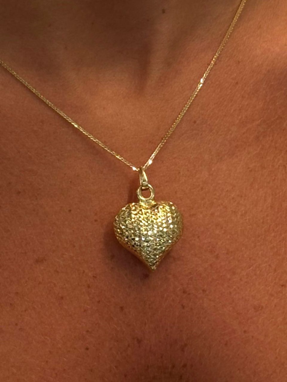 שרשרת לב נפוח בגימור חריטות לייזר מזהב 14 קראט