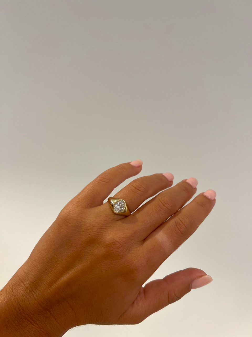 טבעת חותם מזהב 14 קראט, משובצת יהלום מעבדה אליפסה