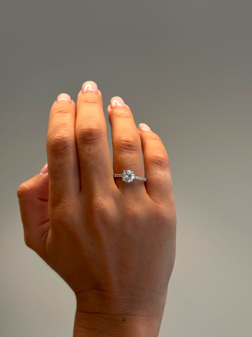 טבעת אירוסין קלאסית זהב לבן 14 קראט משובצת יהלום מרכזי 1 קראט GIA