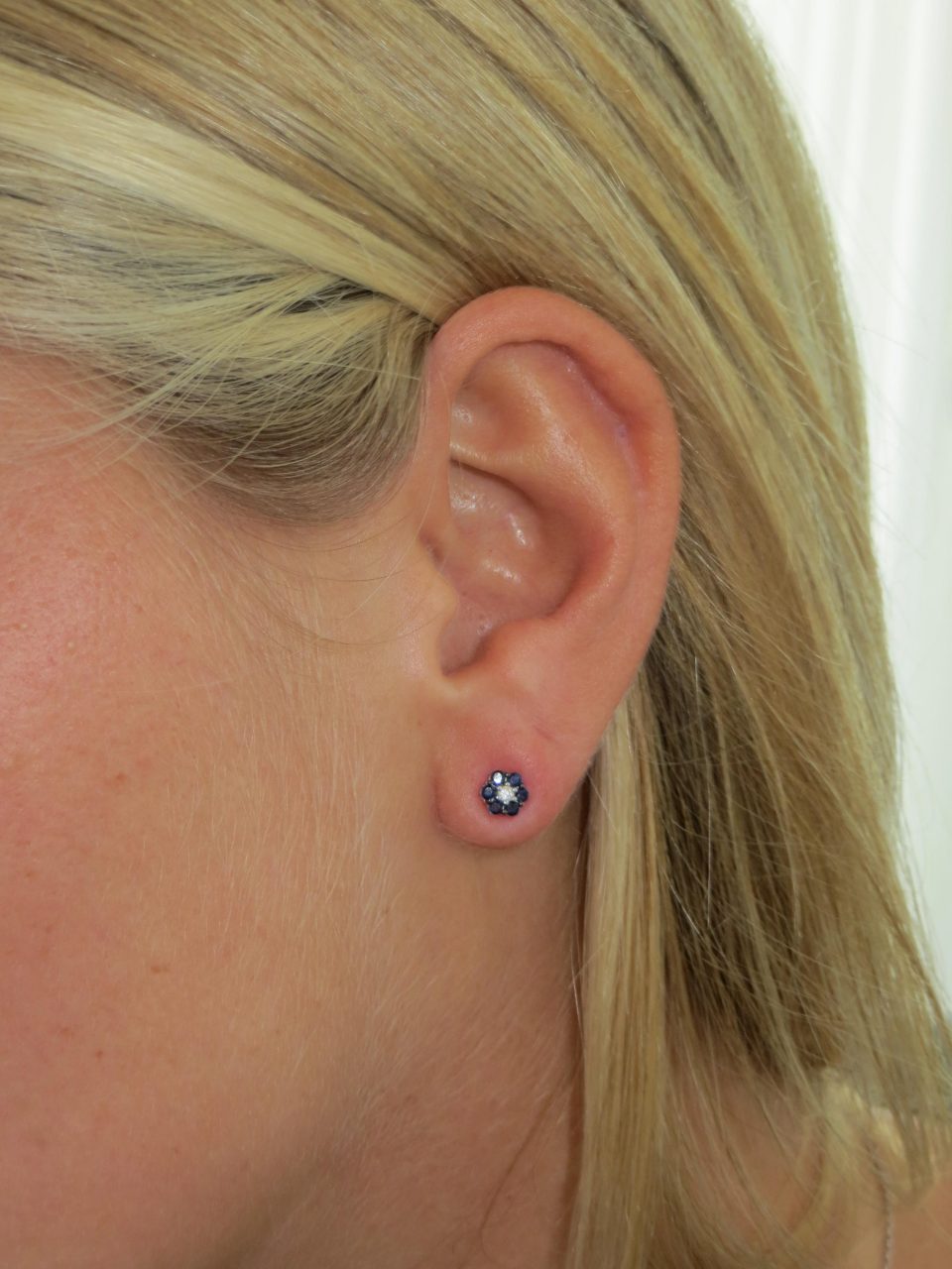 זוג עגילי פרח יהלומים וספירים זהב לבן 14 קראט