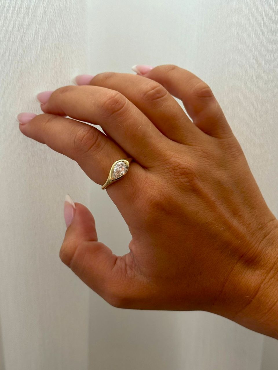 טבעת חותם זהב 14 קראט משובצת יהלום מעבדה בצורת טיפה