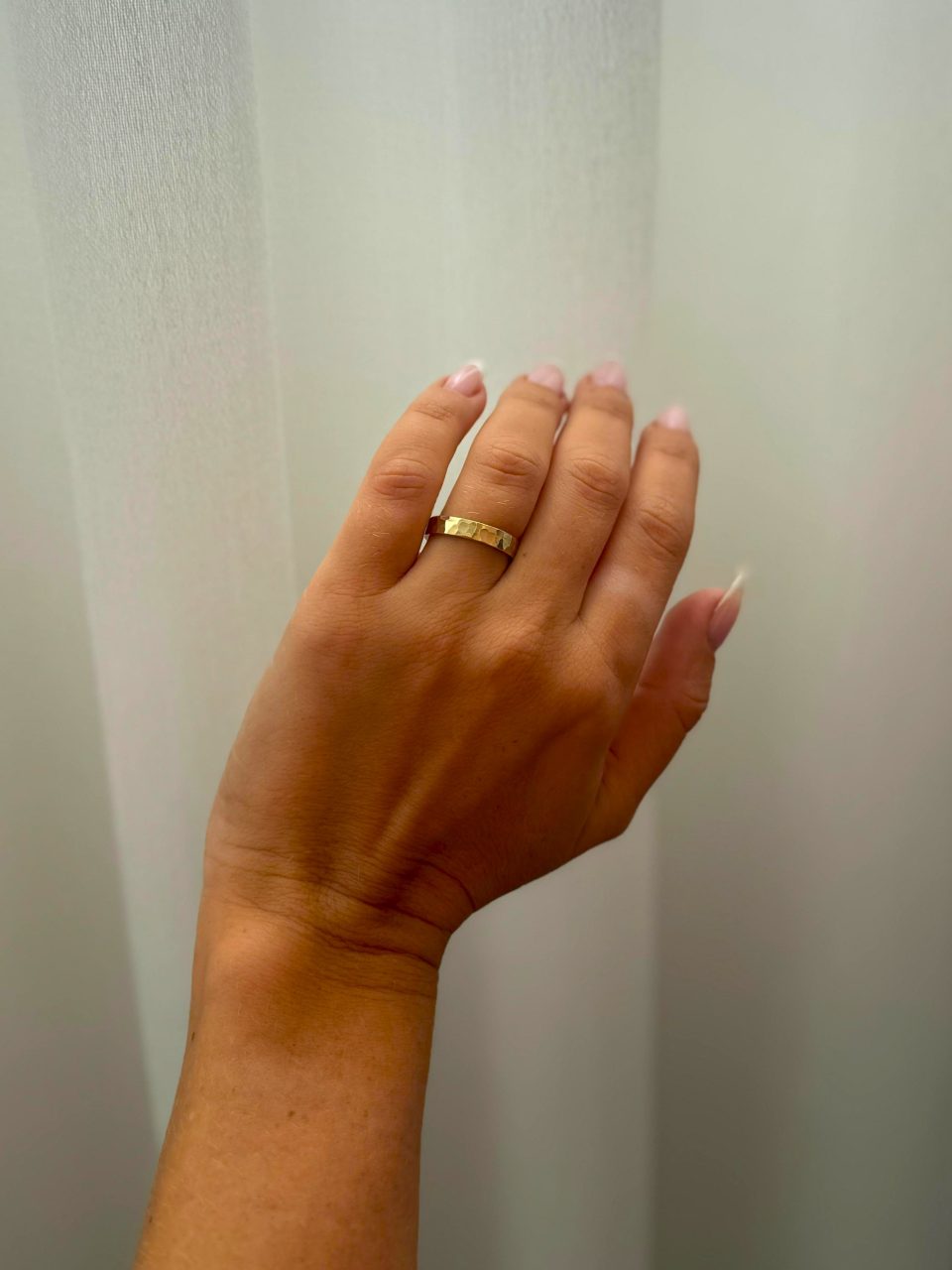 טבעת נישואין בגימור ריקועים - זהב 14 קראט