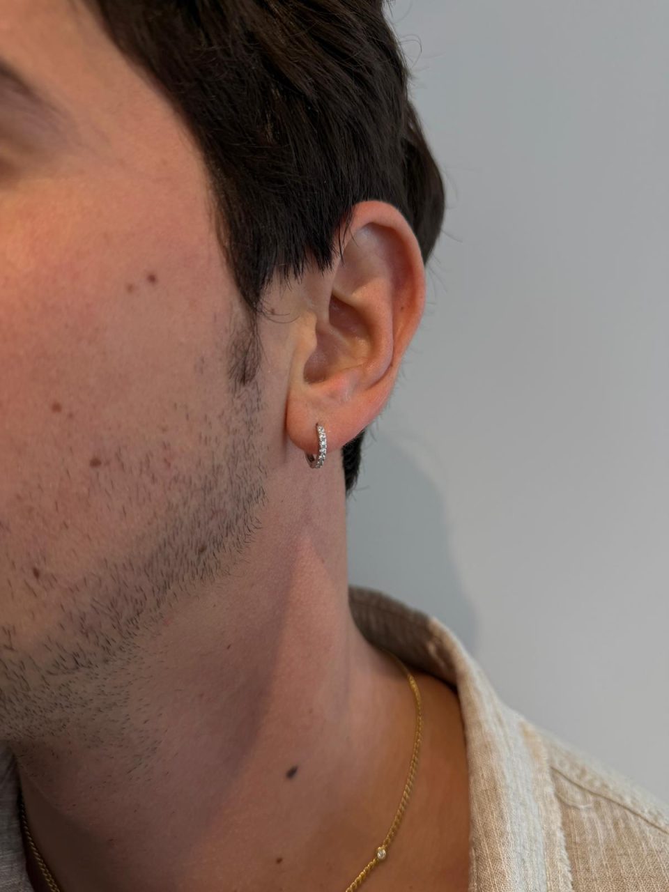 עגיל ג'יפסי בודד לגבר משובץ זרקונים - זהב לבן 14 קראט - תכשיטי בר-דור