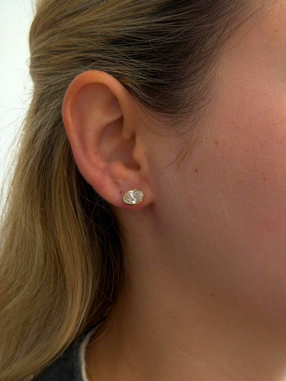 עגילי יהלומי מעבדה צמודים לאוזן בשיבוץ Bezel זהב צהוב 14 קראט