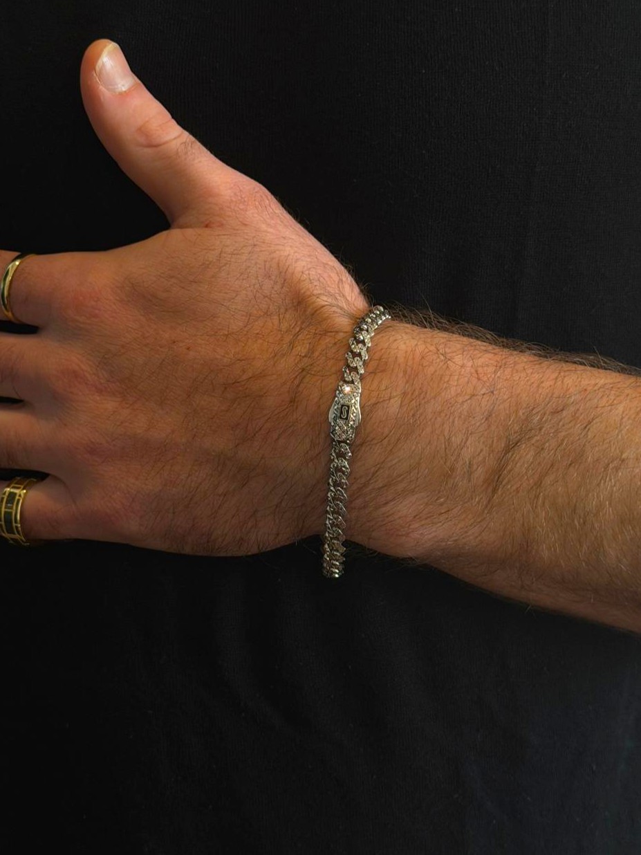 צמיד גורמט לגבר מזהב לבן 14 קראט בגימור חריטות לייזר. תכשיטי בר-דור