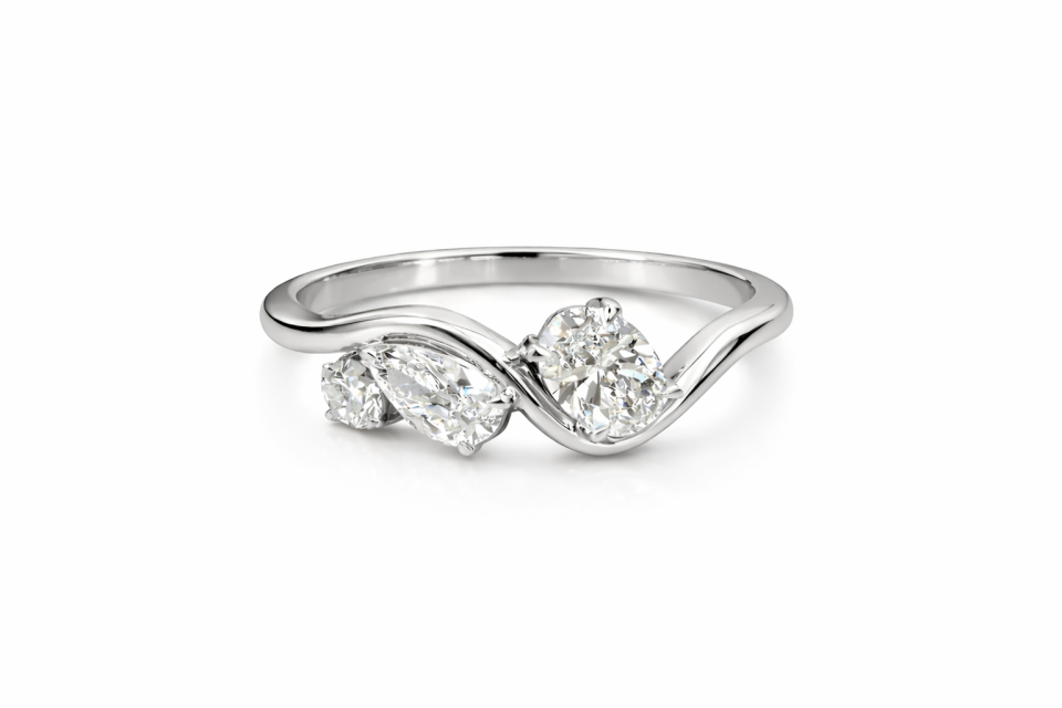 טבעת יהלומי מעבדה - Trio-Cut - זהב לבן 14 קראט. יהלומים בחיתוך עגול, טיפה, אובל