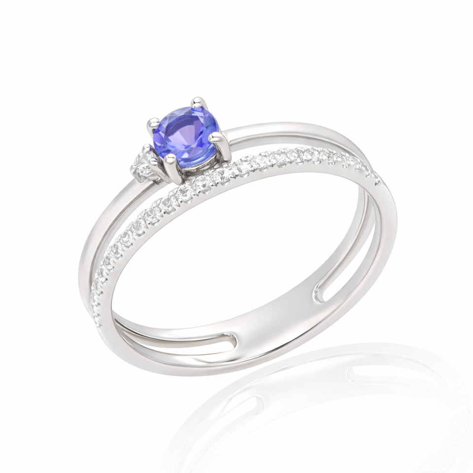 טבעת כפולה מזהב לבן 14 קראט עם אבן טנזנייט סגולה מרכזית וחישוק משלים משובץ ספירים ויהלומים – תכשיטי בר-דור - מבט מהצד