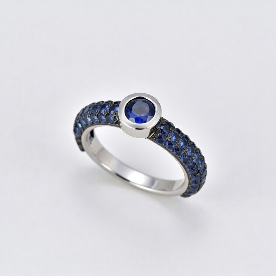 טבעת ספירים כחולות מזהב לבן 14 קראט - מבט מהצד